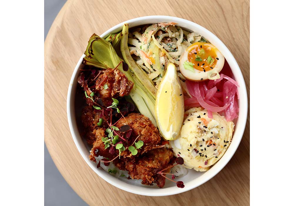 (写真)野菜をたっぷりのせた「から揚げ丼」(14ユーロ)。トッピングの煮卵(2ユーロ)も人気だ。