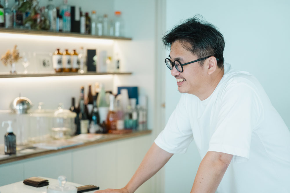 関谷幸樹さん。耐熱性に優れ、酸で腐食せず(フッ化水素のみ溶かす)、匂いが移らず、透明で内容物の変化が見える理化学ガラスの活用法を探る。