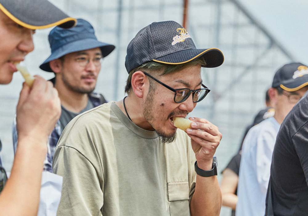 神奈川・川崎「slash川崎」の和田裕希シェフ(中央)