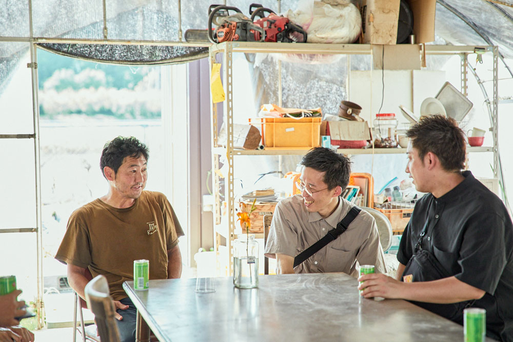 東京・銀座「トワヴィサージュ」國長亮平シェフ(中央)と大橋さん(左)。仕事に向き合う姿勢やスタッフとのコミュニケーションなど、農業と飲食業で共通の話題は多い。