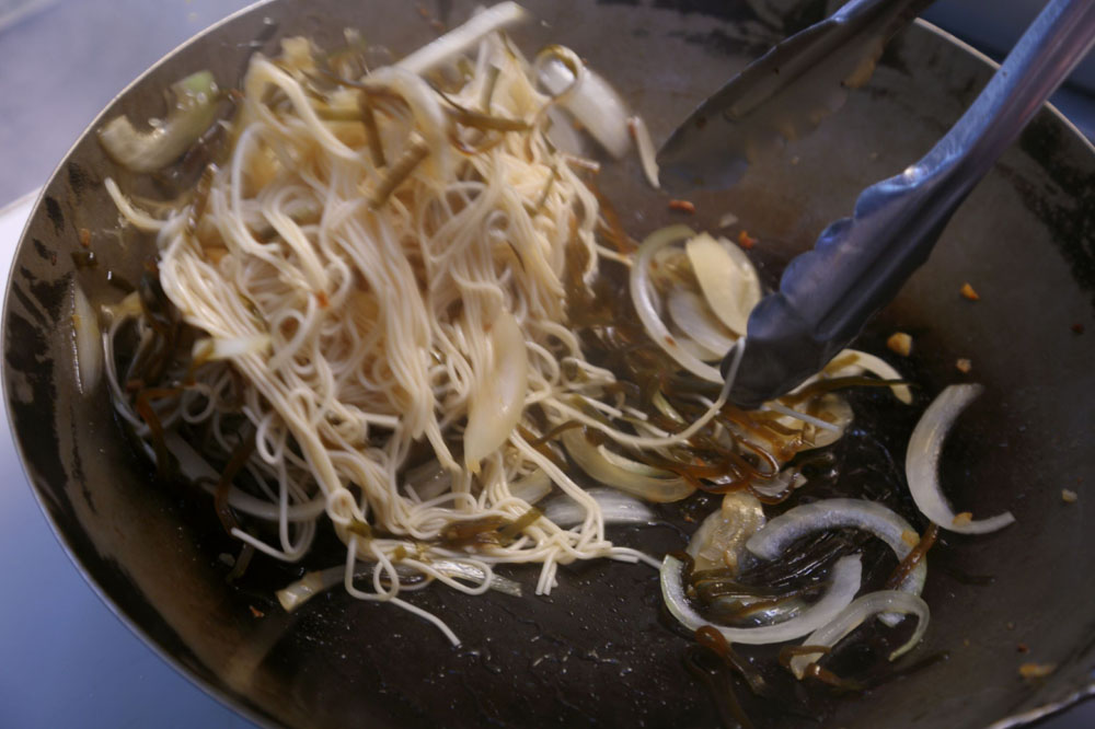 麺にだし汁を吸わせる