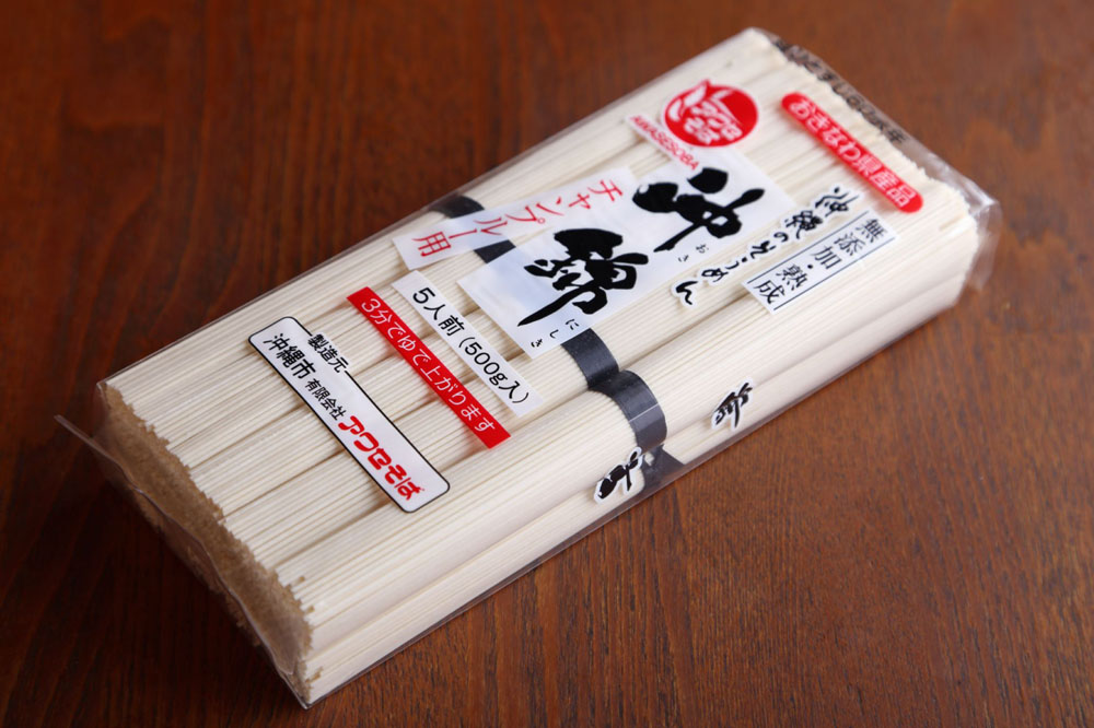 使用麺:沖縄県・アワセそば「沖錦」 沖縄で唯一作られる老舗製麺所のチャンプル専用素麺。油不使用でやや太めでコシがあり、炒めてもヘタりにくいのが特徴。