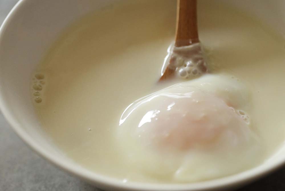 火も鍋も使わず2分で完成「豆乳と落とし卵のスープ」