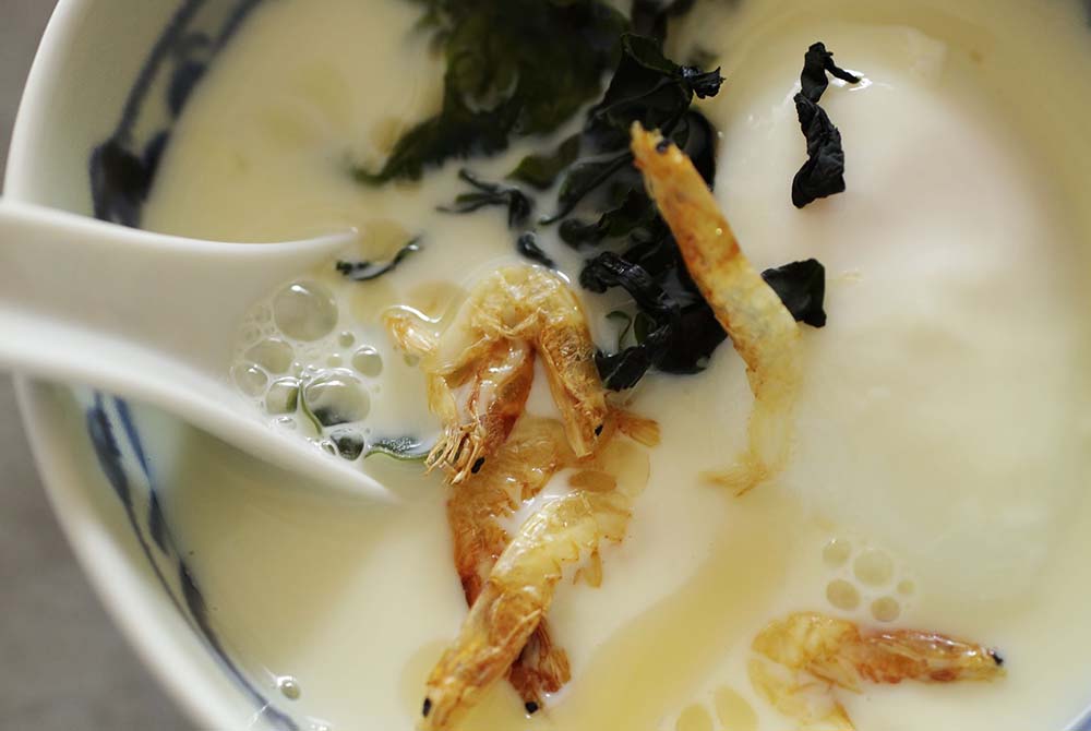 すべて仕上げにのせて、台湾朝食の定番・鹹豆漿(シェンドゥジャン)風に。ワカメと干しエビからだしも出る。