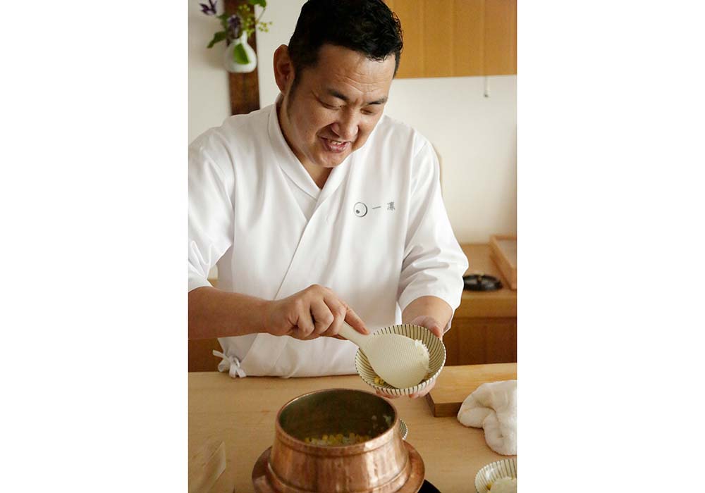 京都の老舗料亭、青果市場や日本料理店で研鑽を積む。2007年東京・外苑前にオープン。生産者との交流、テレビ出演、メニュー開発など多方面で活躍。2020年新型コロナウイルスの影響で一旦営業を終了するも、2022年7月、東京・神楽坂に拠点を移して再スタート。五感で楽しめるもてなしを提供する。