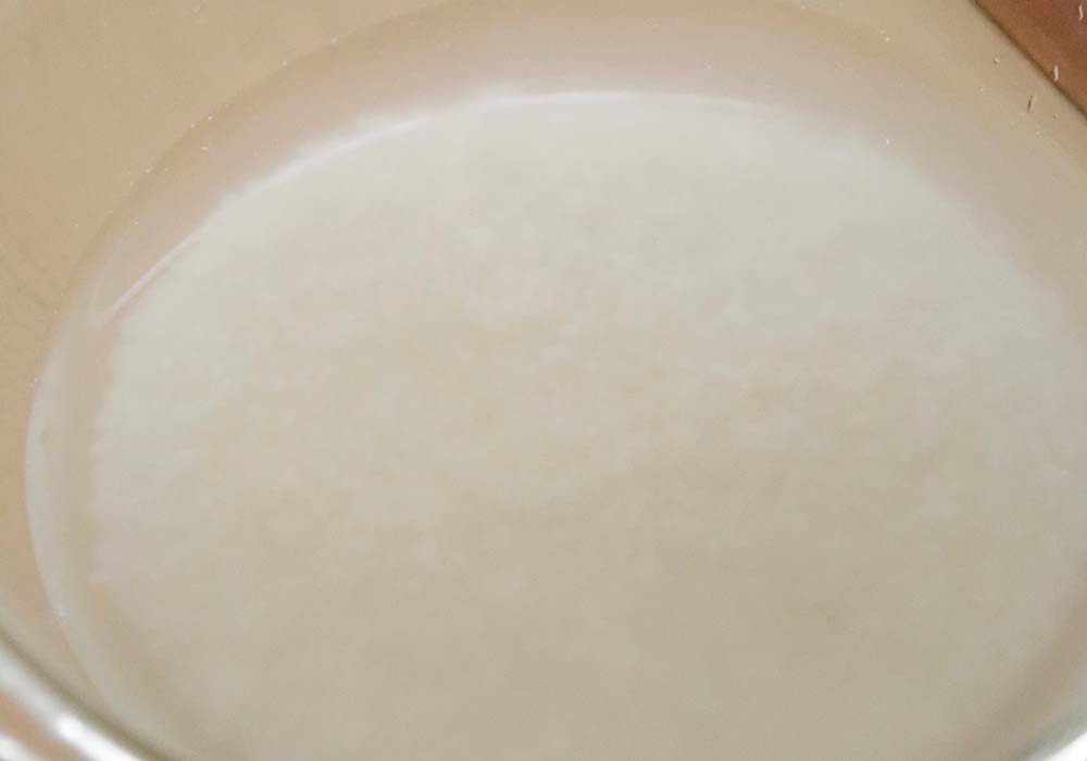 とぎ汁を薄めるように水を足してから流す。2回水を入れ替える。これくらいの透明度でOK。