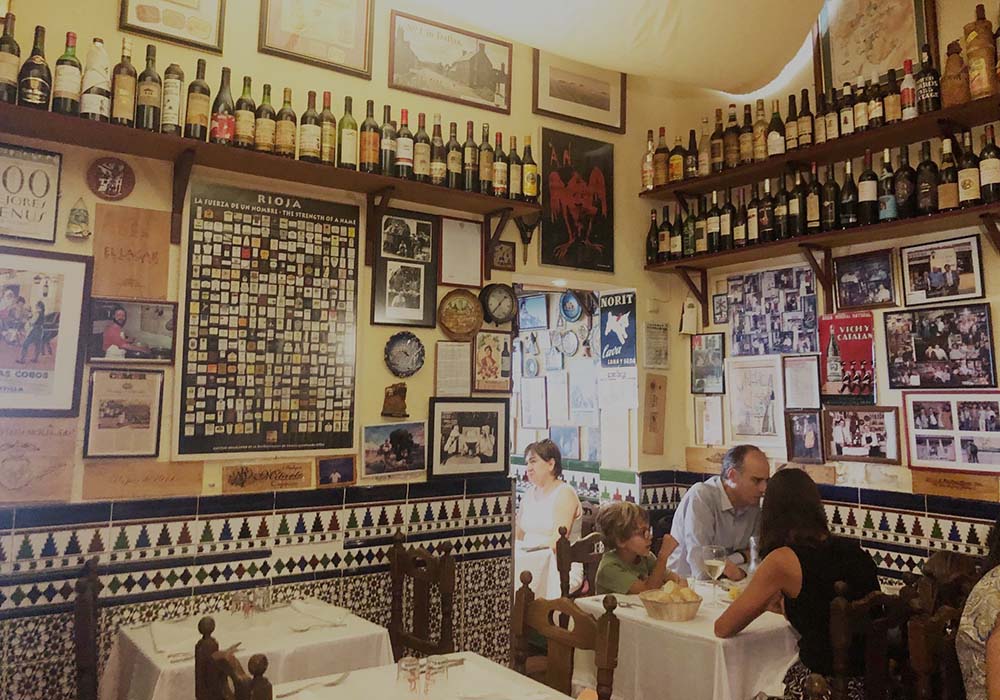 (写真)夏は1カ月間休業する飲食店が多い中、マドリード市内ビジネス街近くで、8月も定食を出す「エル・キント・ビノ」。アンダルシア風の店内には350銘柄を超えるワインが。