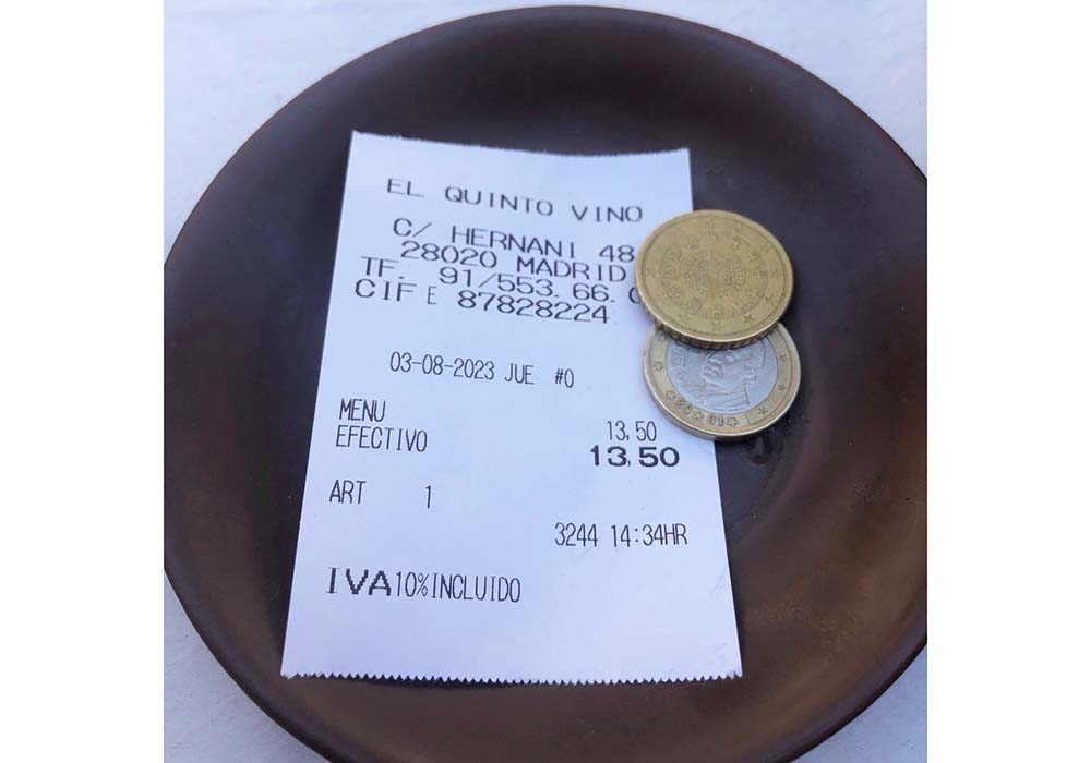 (写真)「エル・キント・ビノ」の昼定食は13.50ユーロ。シンプルな伝統料理、2人分もあろうかというボリュームたっぷりの昼定食が人気のサラリーマンの味方。