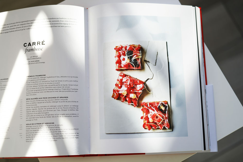 日本語訳版も刊行されている『Gourmandise Raisonnée 美節食-新たなスイーツの提案』。「おいしい」と感動する味が、どのように作られているのか? 食材の配合量や種類などを詳しく分析し、節度を持って使うという考え方を提唱。おいしさはそのままに、「美しさ」「体へのやさしさ」を新しいパティスリーの指標に定め、美学的かつ科学的な検証を加えたレシピを紹介している。