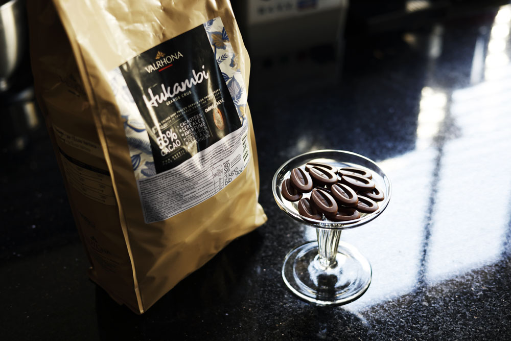 ブラック・チョコレートの力強いカカオ感とミルク・チョコレートの魅惑的な甘さを共存させたクーベルチュール「オンブレ」シリーズ第一弾、今年8月に発売されたばかりの『ウカンビ・ラクテ』。持続可能な環境下で栽培されたブラジル産カカオ、フランス産ミルク、マダガスカル産バニラの心地よいハーモニーが楽しめる。
