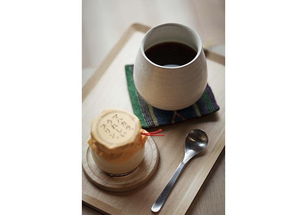 コーヒー豆は信頼を置くロースター4社から日替わりで。400 円~。元教え子が営む「FUTABA BAKERY」のグラノーラや店舗取得までお世話になった料理店「マハカラ」特製の無添加のプリン370円~とともに。