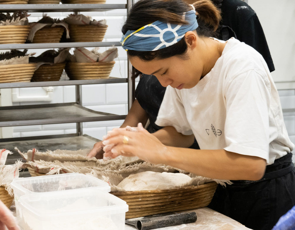 (写真)労働時間は7.5時間。たくさんのパンを作り、みんなでお昼を食べ、家ではゆったり過ごす。「頭の中を整理し、休める時間があることは全ての人にとって必要なのだと思います」とのぞみさん。ライフワークバランスとはこのことか、と肌で感じているそうだ。