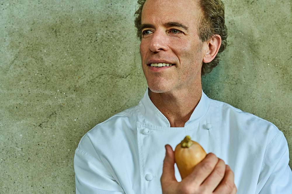 (写真)ダン・バーバー氏のサステナビリティ推進への努力の評価は高く、著書『食の未来のためのフィールドノート』(日本語版:NTT出版刊)や『ニューヨーク・タイムズ』紙の他、主流のメディアを通じての活動はもちろん、オバマ政権下では健康・栄養に関する諮問委員も務めている。
