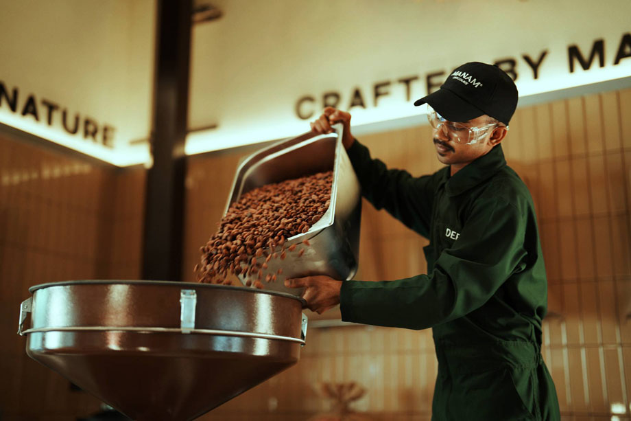 (写真)ローストする様子。カカオ豆の加工は、インドの伝統と大量生産型チョコレート製造の技術をミックスしている。例えば、粗めに砕いたカカオニブを、南インドの朝食の定番であるイドゥリ生地用のウェットグラインダーで120時間かけてゆっくり磨砕し、通常は業務用で使用されることが多いイタリア製のボールミルで、粒度20マイクロメートル以下のスムースなテクスチャーに仕上げていく。そもそも、クラフトチョコレートの世界的な活性化は、2000年代、アメリカに移住したインド人夫婦がCocoatown社を設立し、ウェットグラインダーを改造した摩砕機を開発、小規模工房向けに売り出したことも大きい。photo by Siddharth Govindan