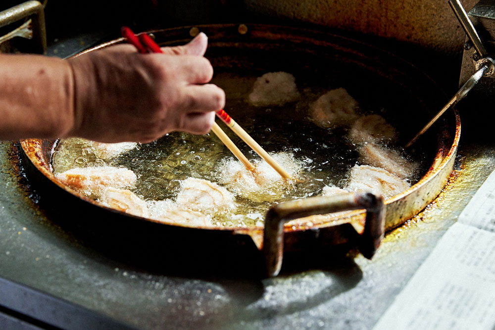 平皿(八寸的な盛り合わせ)の車麩の唐揚げ。水で戻した車麩に片栗粉をまぶし、白絞油で揚げる。