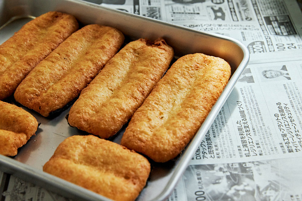 海苔の上にからりと揚がった擬製豆腐(蒲焼きもどき)。甘辛いたれを絡めて仕上げる。