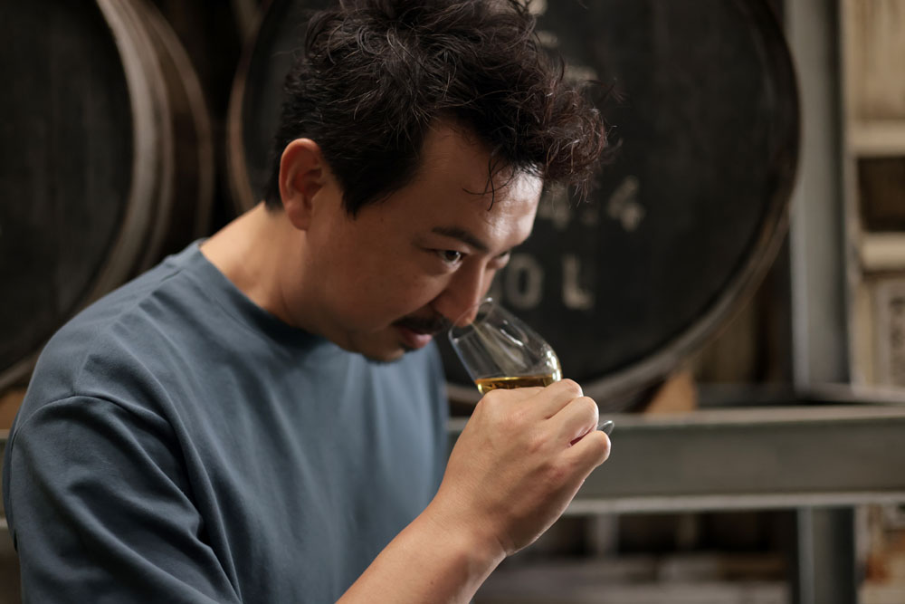 「アルコール感は強いですけれど、いい香りです。シェリーとかブランデーとか、樽の種類によってラム酒の香りは変わってくるんですか?」との宮﨑シェフの問いに対し、「はい、違います。ラム酒は甘いイメージがありますが、うちでは砂糖を加えておらず、わりとドライ。でも甘味もある」と、浅香さん。