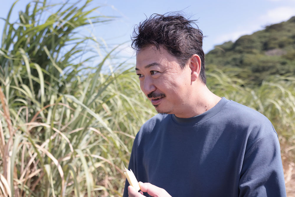 皮を剥いたサトウキビの髄は繊維質。「カリッとしていますね。(噛みしめると)あ、甘い! すごくジューシーで、甘さの感じは和梨に近いかな」と、宮﨑シェフ。