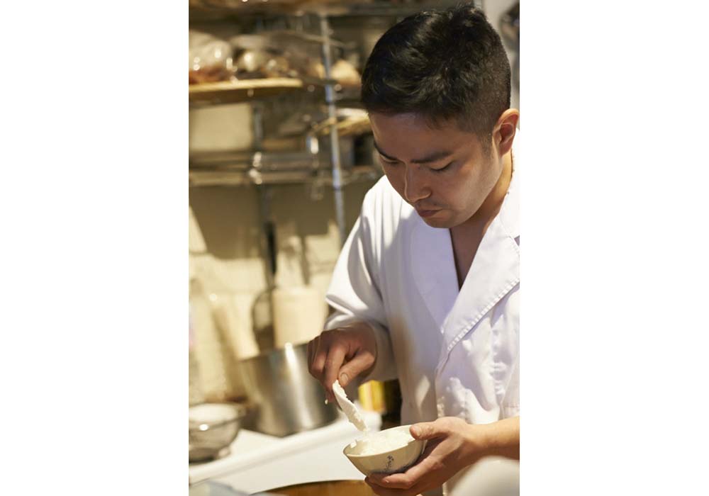 逗子「日影茶屋」新橋「心米」などを経て、16年に芝「太華」を開店。薄めのだしで炊いた「芝煮」の味が忘れられず、江戸料理を独学で学び始める。21年6月に移転。「江戸前 芝浜」としてリニューアル。