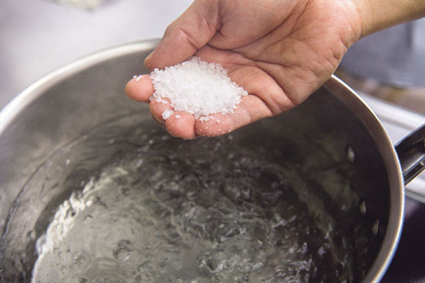 4Lの湯を沸かし、粗塩を加える。
