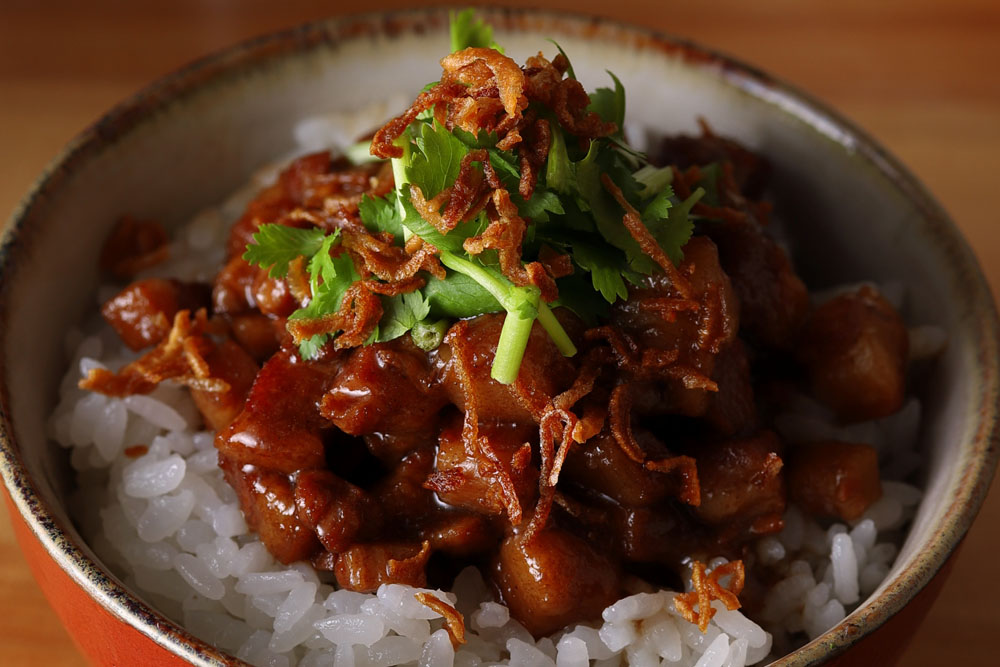 台湾の家庭の味を再現!甘辛旨い「魯肉飯(ルーローハン)」