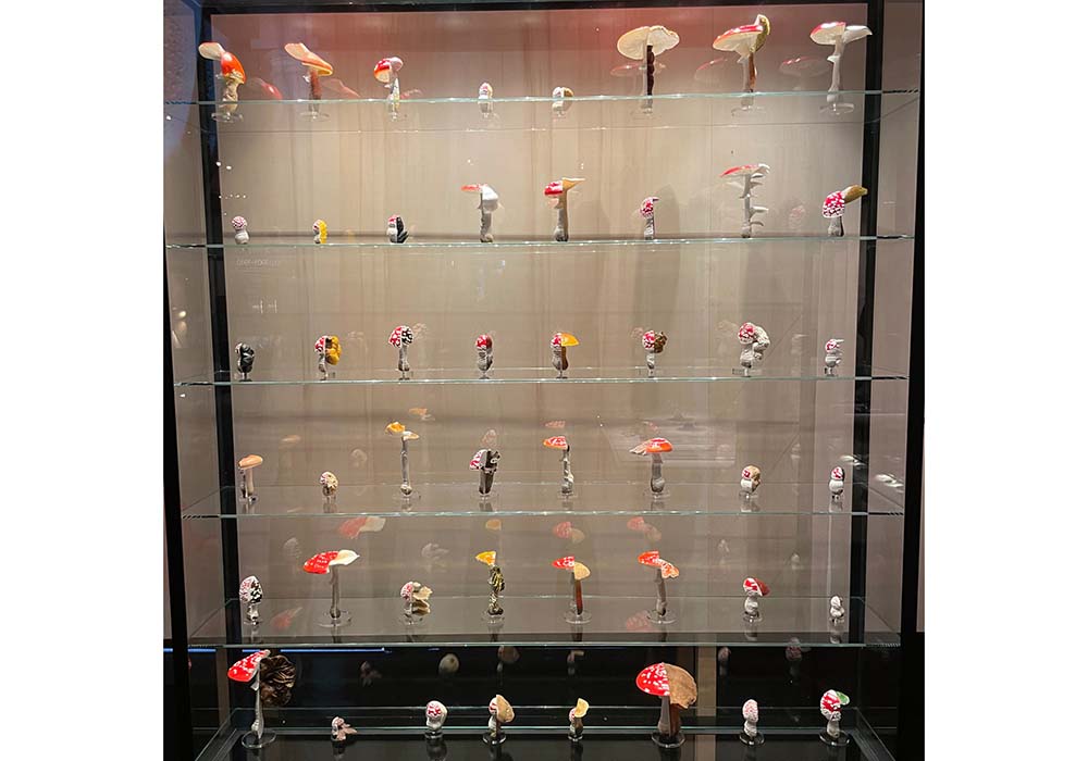 (写真)カールステン・ヘラー(Carsten Höller)による様々なキノコのオブジェ。菌類や菌糸を肉眼で見ることは稀だが、菌糸の塊が地上に出てきたものが、いわゆる私達が呼んでいる“キノコ”だ。