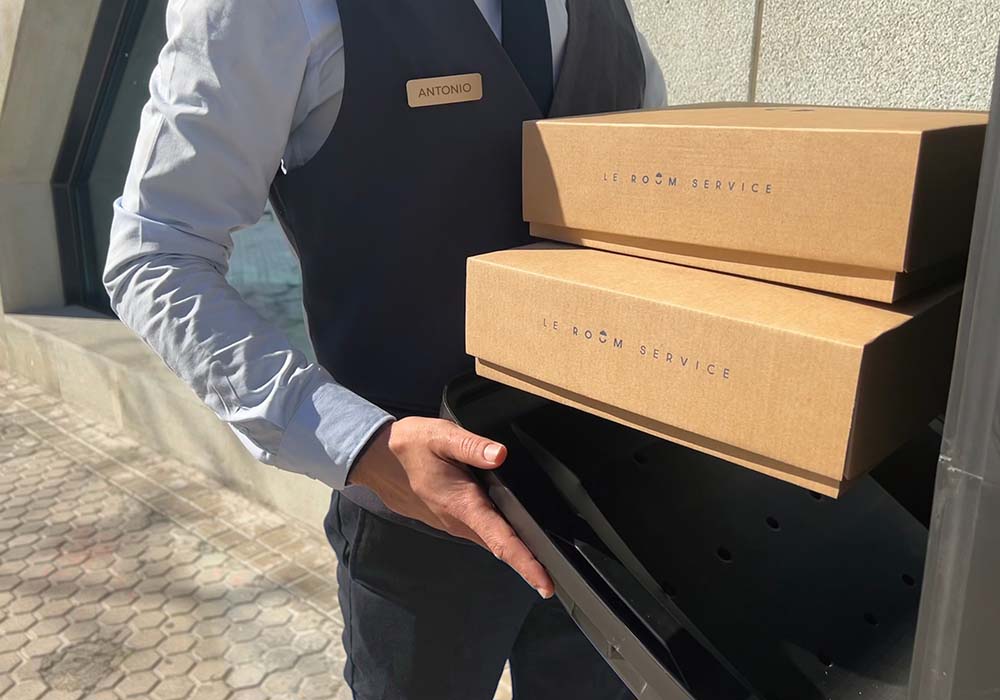 (写真)専門員が商品を部屋まで届けてくれるのも、サービスの特徴のひとつ。