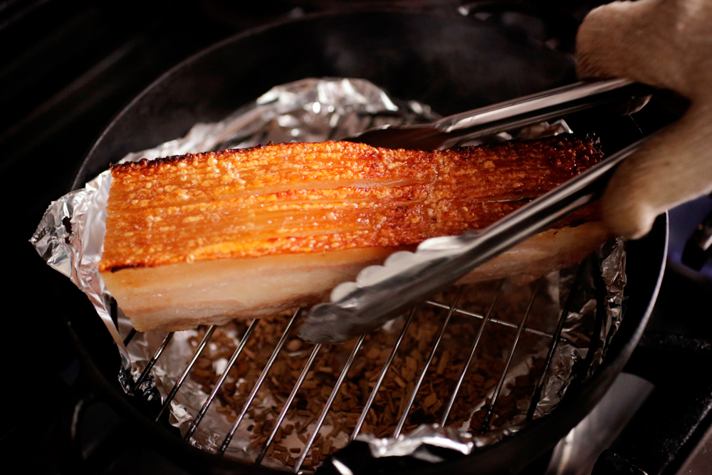 チップから煙が立ったら肉を置く(燻製)