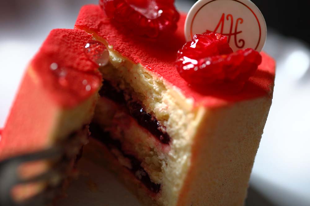 バタークリーム、ビスキュイ、イチゴのジュレ、ババロワが全8層に重ねられた緻密な構造