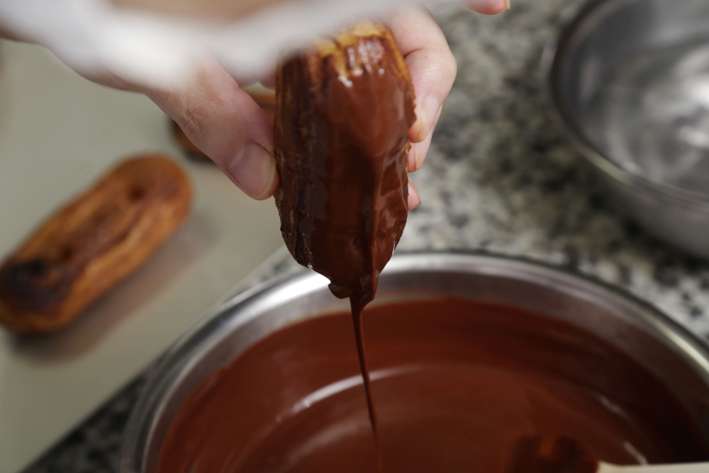 チョコレートの上掛け(グラッサージュ)は必ずしっかり混ぜてツヤを戻してから行う。