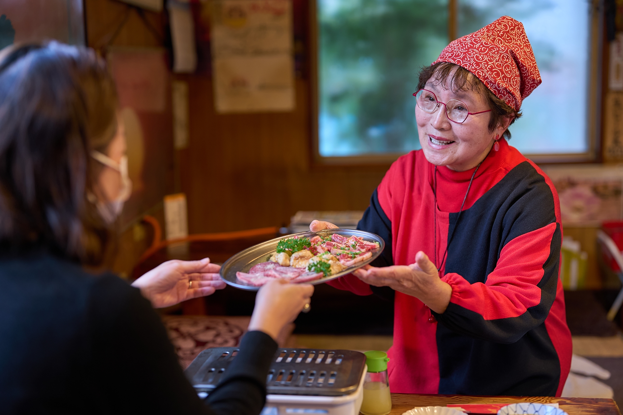 79歳。「年中無休で働いて、主人名義の店の借金もきっちり返済したがよ」 生涯現役|「焼肉かなざわ」金澤晄美