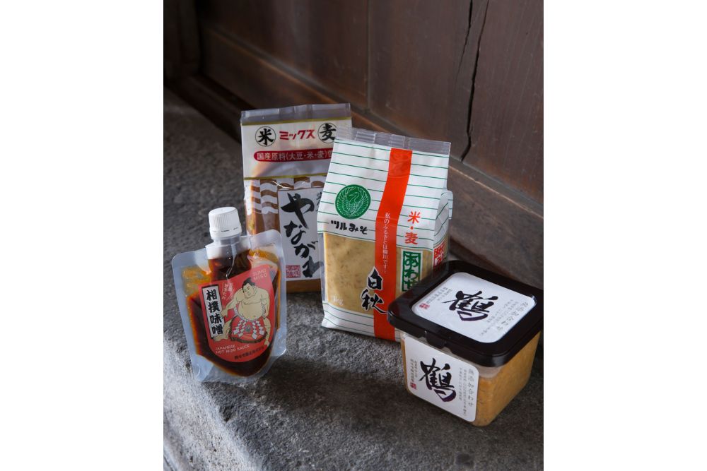 100%国産原料の「無添加 合わせ 鶴」648円/500g、一番人気の白系「白秋合わせ」572円/1kg、赤系「やながわミックス」680円/1kg、焼肉のタレのように使える「相撲味噌」346円/150g。