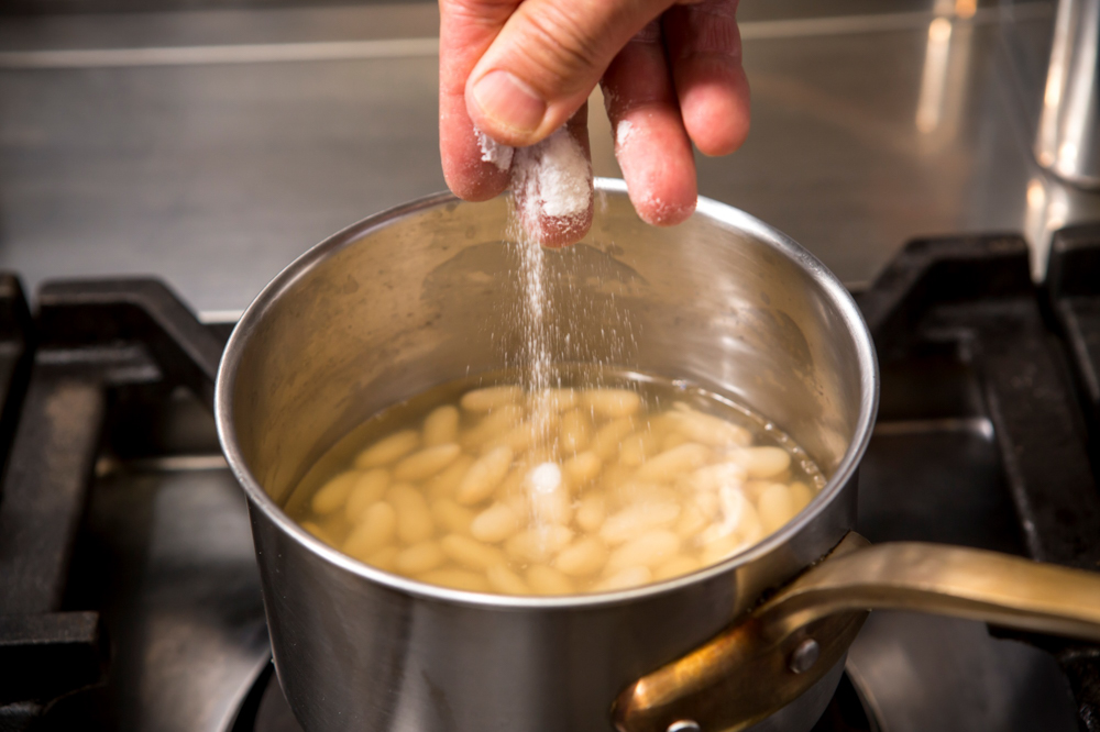豆がやわらかくなったら塩を2つまみ程度加える。火からおろし、常温でゆっくり冷ます。