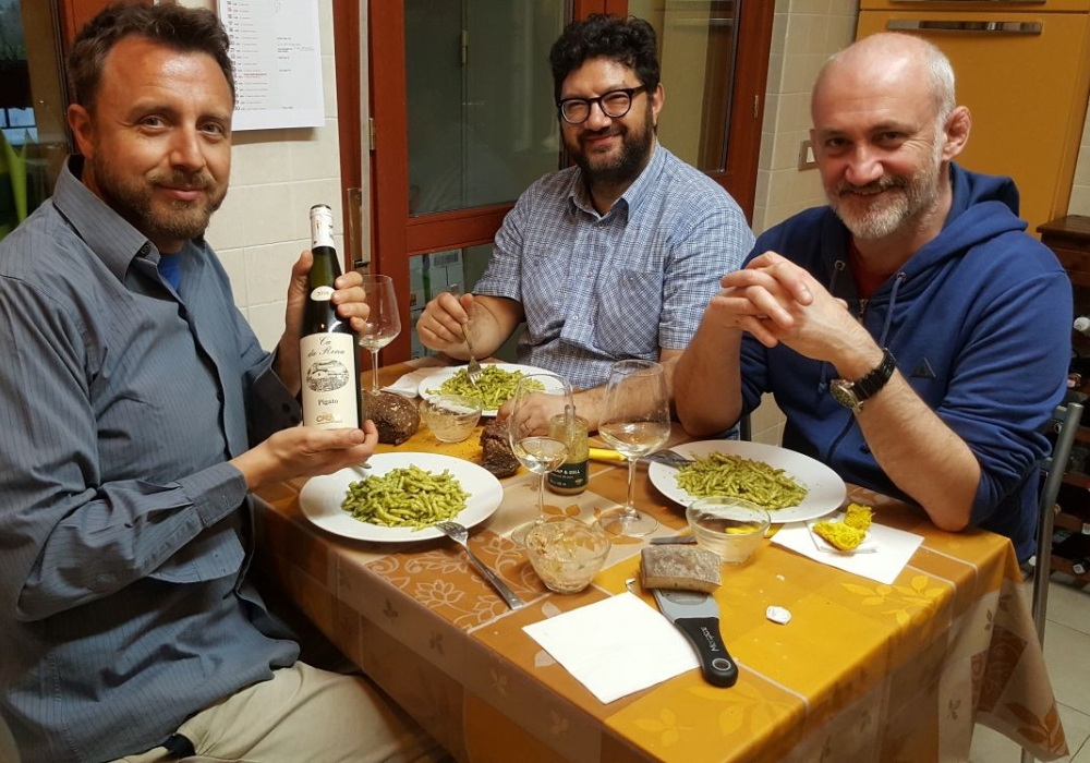 3人でだって「仲間と分かつ夕食会」。