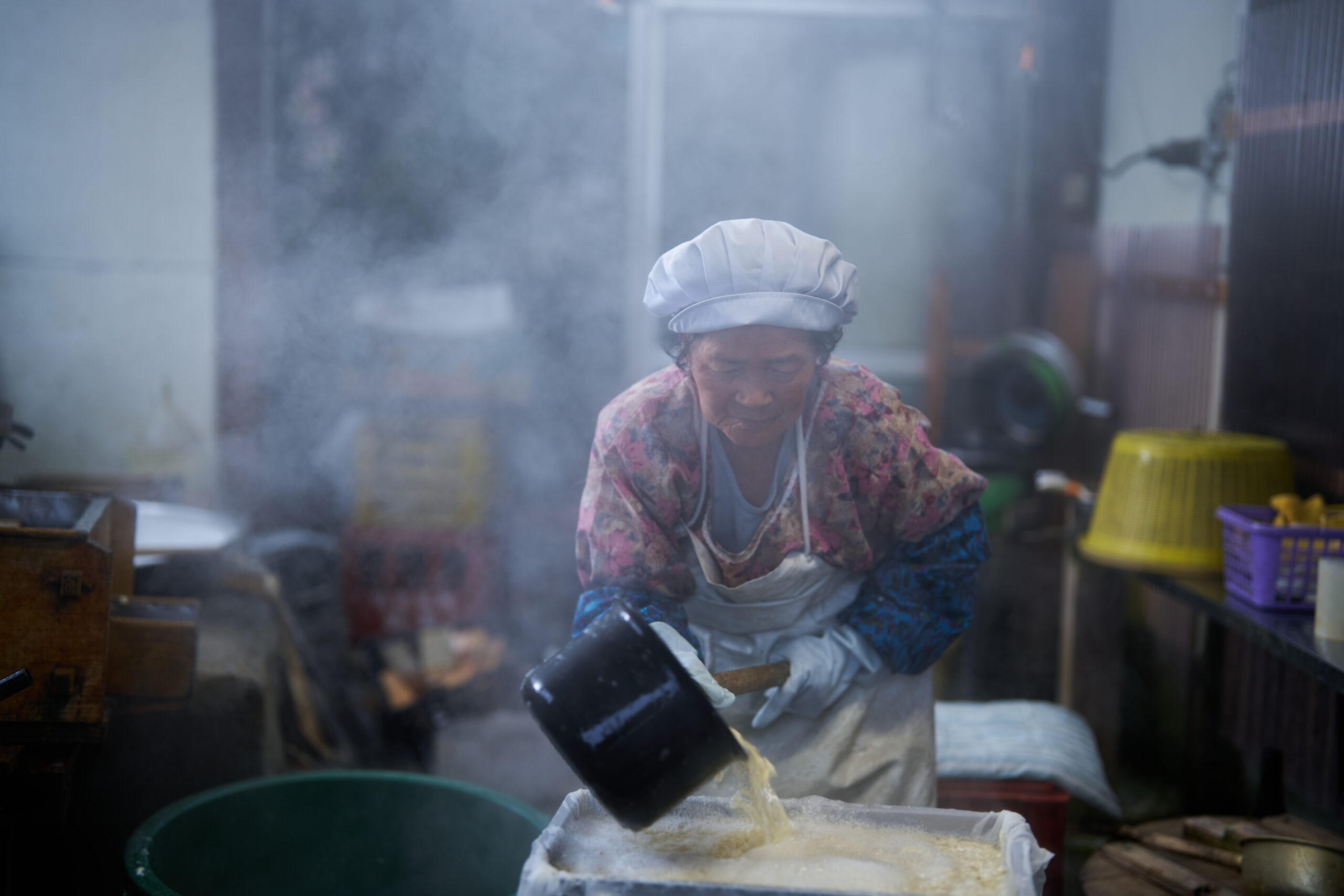 88 歳。「一日に作る豆腐は、36丁。大豆を煮る薪も、自分で割りよるよ」 生涯現役|「山口豆腐店」山口 信子