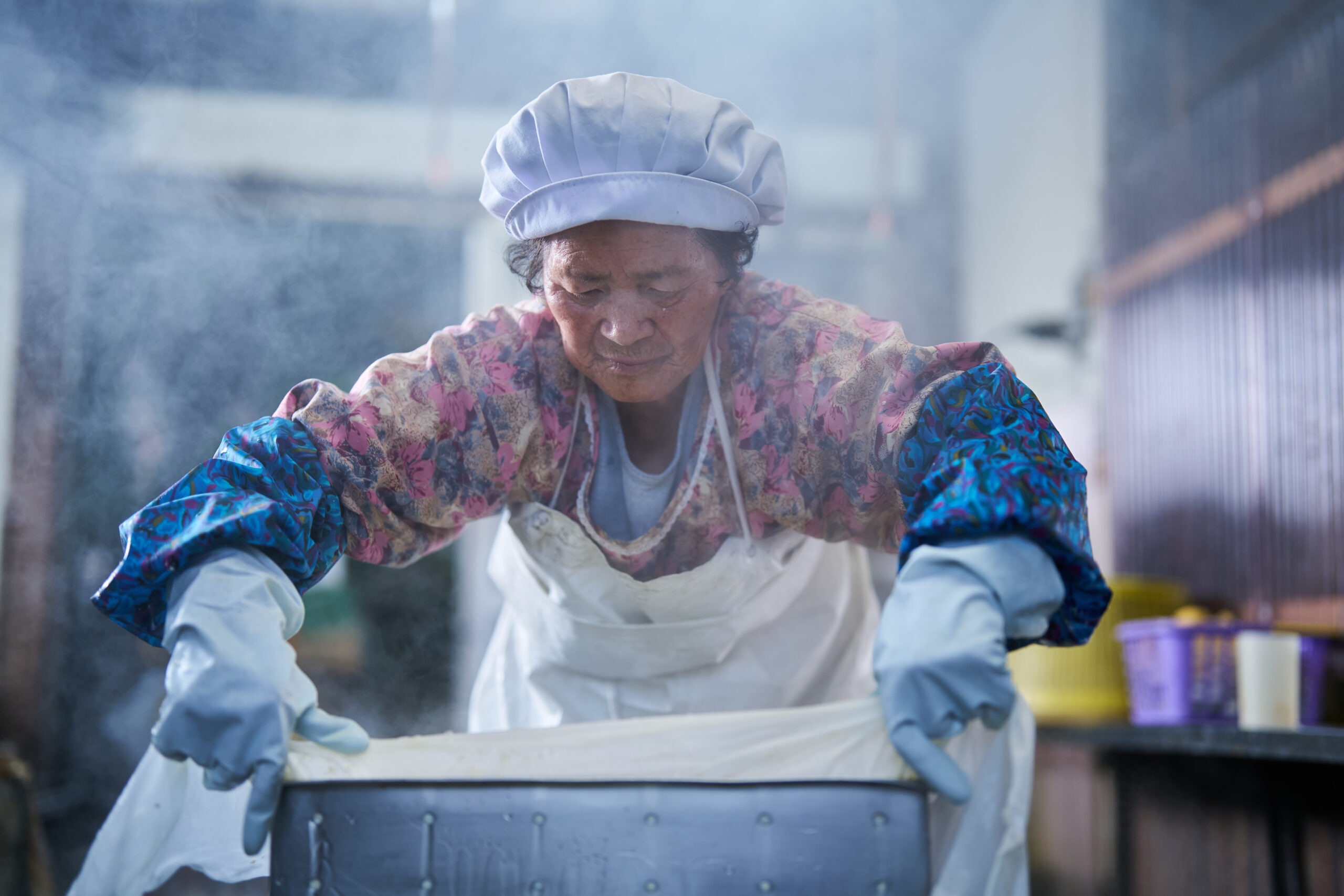 88 歳。「一日に作る豆腐は、36丁。大豆を煮る薪も、自分で割りよるよ」 生涯現役|「山口豆腐店」山口 信子
