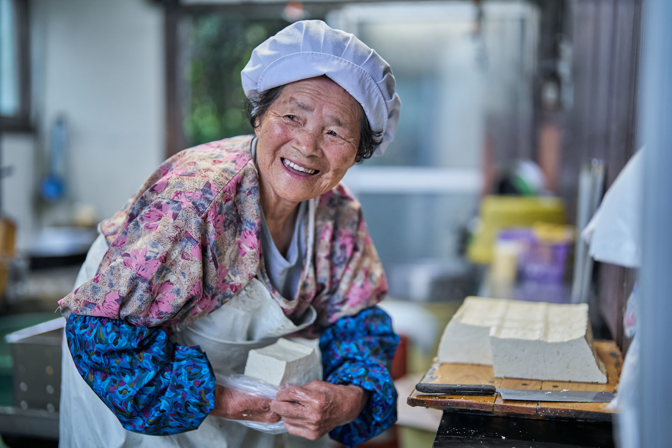 88 歳。「一日に作る豆腐は、36丁。大豆を煮る薪も、自分で割りよるよ」 生涯現役|「山口豆腐店」山口 信子