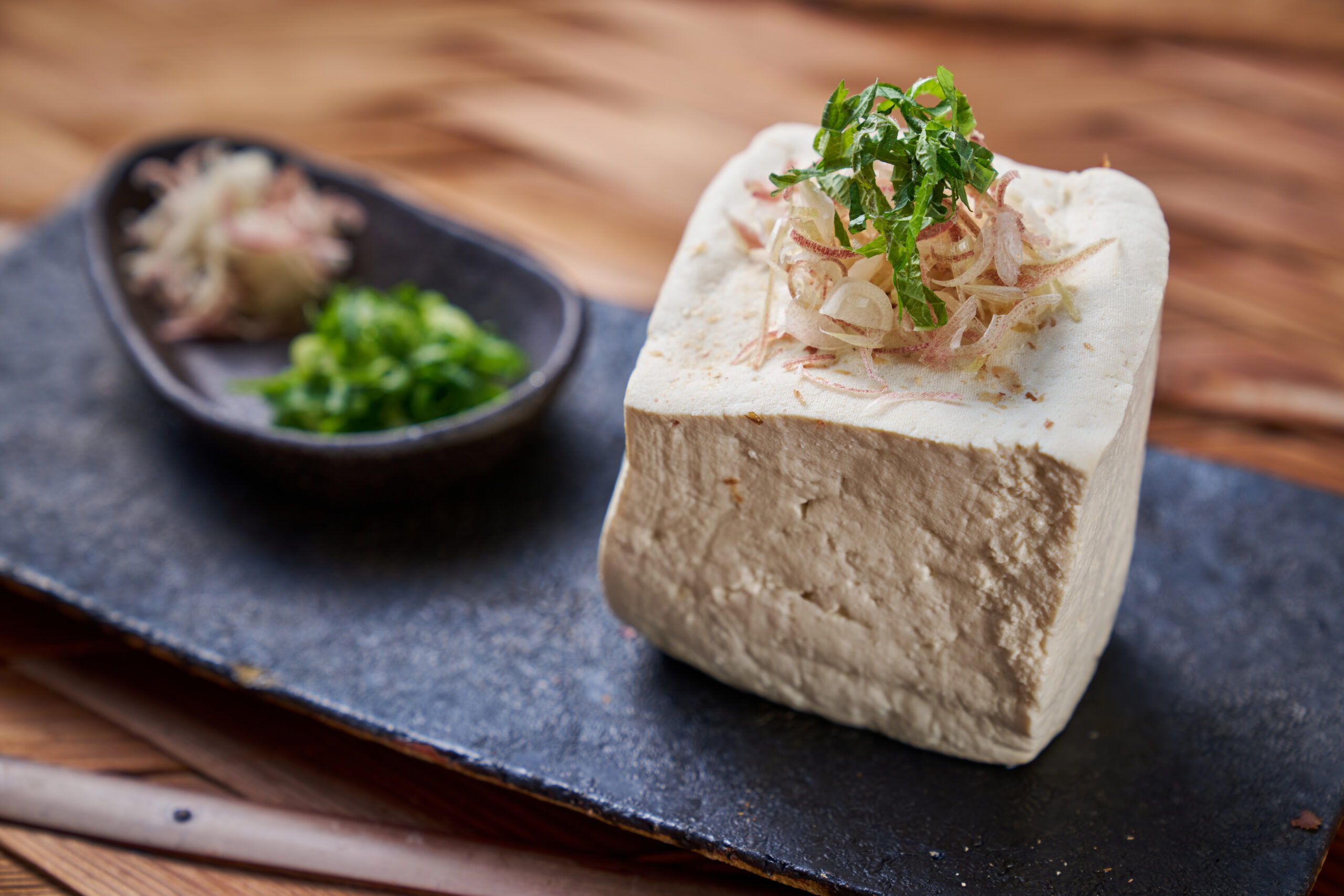 88 歳。「一日に作る豆腐は、36丁。大豆を煮る薪も、自分で割りよるよ」 生涯現役|「山口豆腐店」山口 信子
