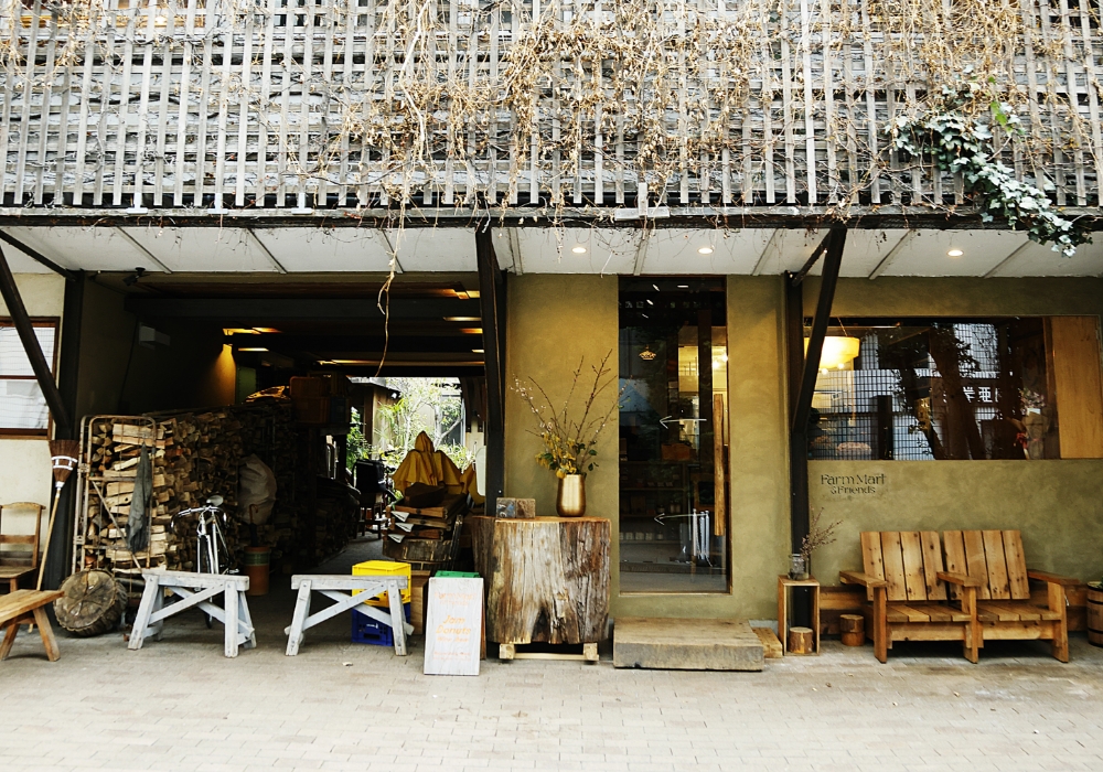 薪窯でパンを焼く「パン屋塩見」(向かって左の白壁の店)がある