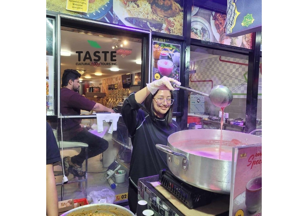 インド北部カシミール地方のチャイ(5豪州ドル)は、鮮やかなピンク色。