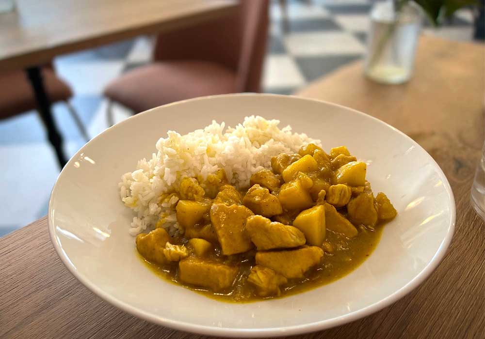 イタリアに根付いた数少ない“外国料理”の一つ、チキンカレー(16ユーロ)。