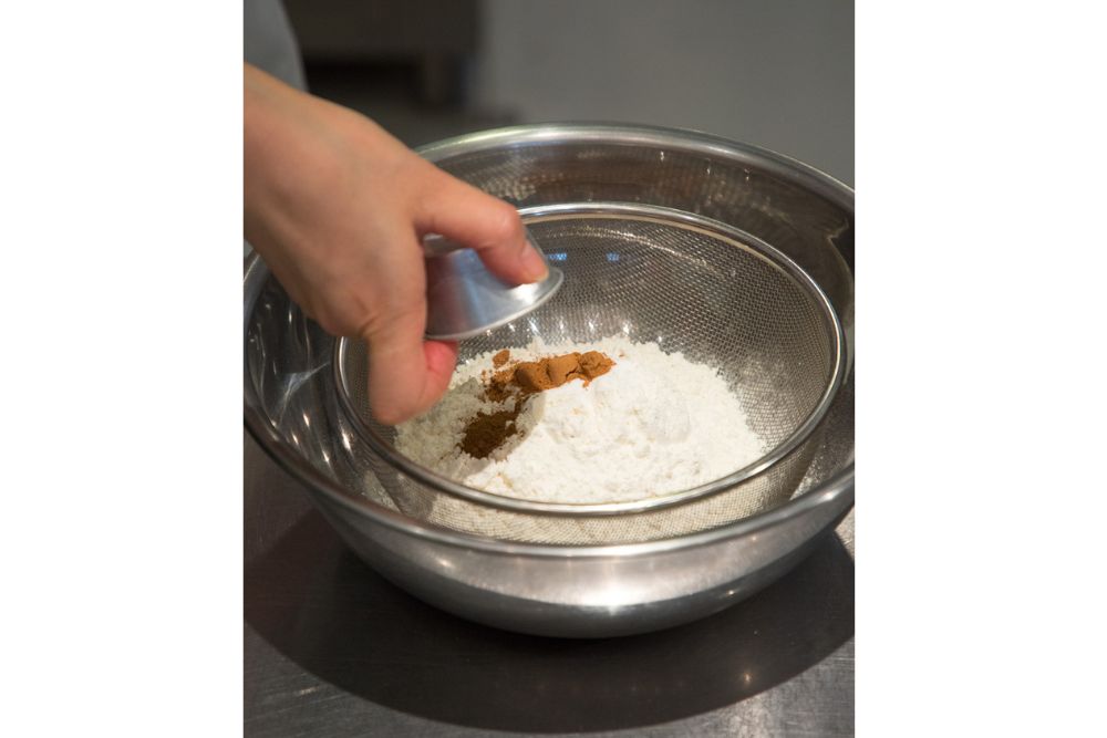 粉をふるう