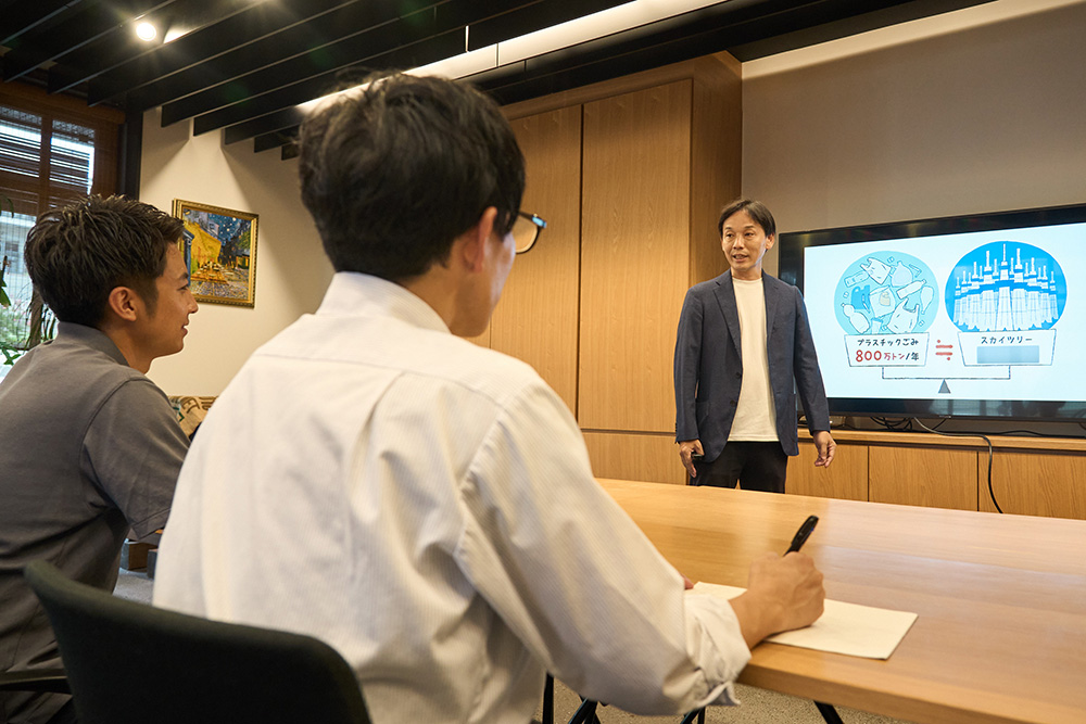 プラスチックごみ問題は内村さんのセミナーでも触れる。年間800万トンのプラスチックごみが世界の海に流入しており、ジェット機にして5万機、スカイツリーで換算すると222基に相当すると言われる。