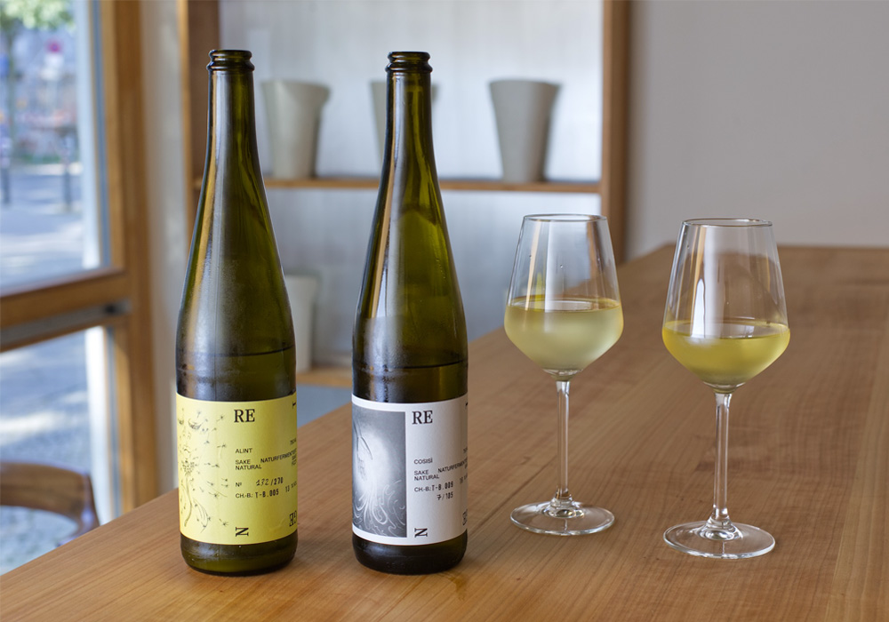 (写真)ブリュワリー「ライゲン」のファーストバッチ。左からアリント28ユーロ/720ml、コシス34ユーロ/720ml