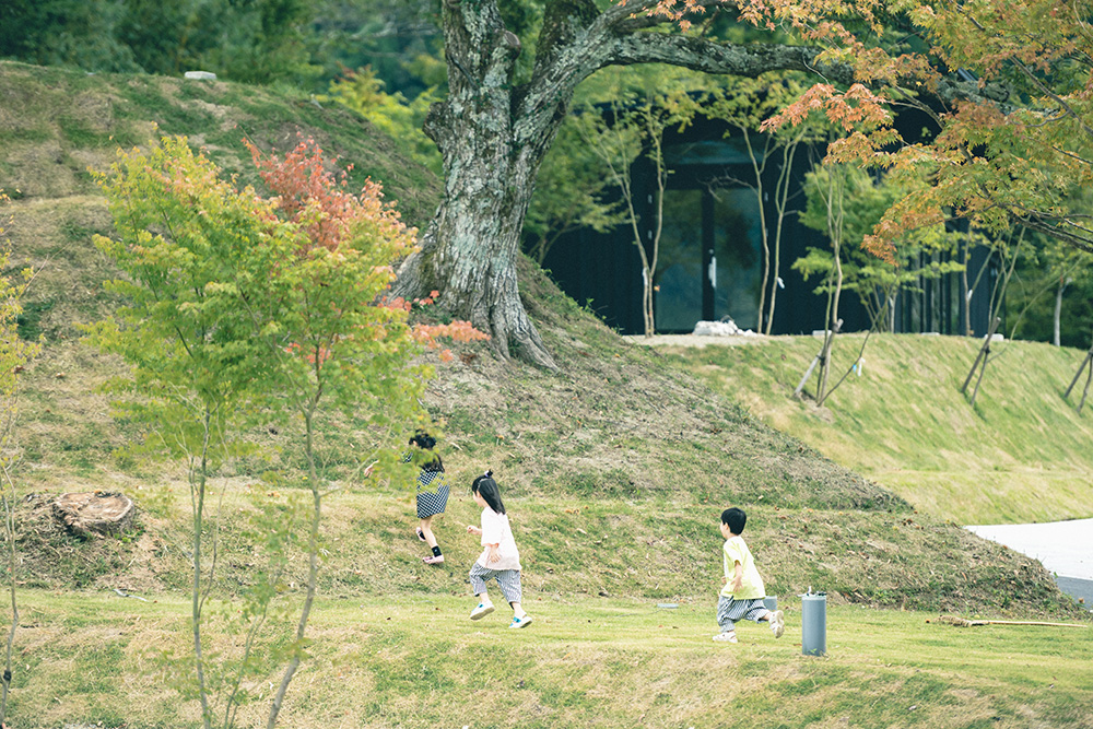 走り回る子どもたち。季節は9月末の秋の始まり。木々は少し色づき始めていた。