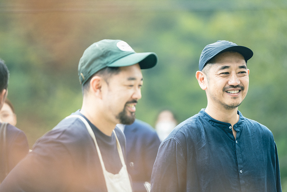ベーカリーの製造指導を担当する笹川大輔さん(左)、フードハブ・プロジェクト代表の真鍋太一さん(右)。フードハブ・プロジェクトでは、高齢化と過疎化が進む徳島県名西郡神山町で、農業の担い手を育てる仕組みづくりから食堂やパン屋の運営まで、“地産地食”を育んできた。