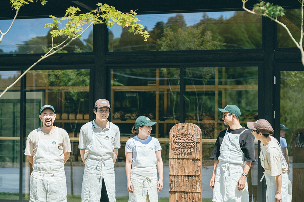 現在の運営チーム4名。左から製造指導の笹川大輔さん、安部圭大郎さん、花園恵美さん、ストアマネージャーの菊池昭一さん、澤入美芳さん。