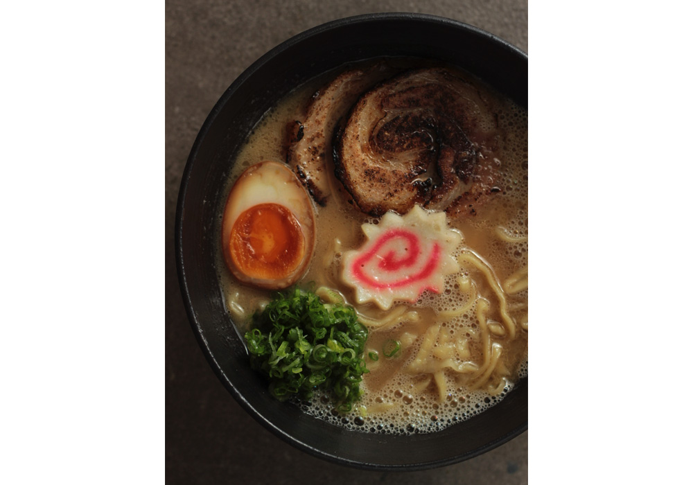 ラーメンは麺から手作りしている。種類に合わせて麺の太さを変えるこだわりよう。写真は手もみ麺(太麺)の「豚骨ラーメン」(500ルピー)。オーツミルクを使用した「ヴィーガンきのこ豚骨ラーメン」(450ルピー)も人気。
