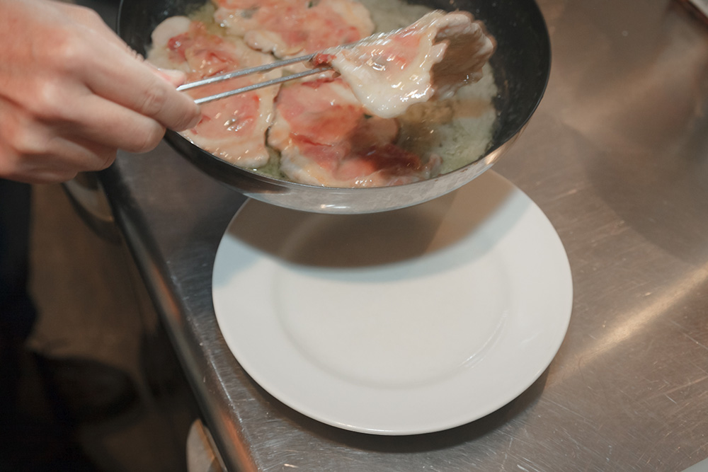 【8】肉を器に盛る