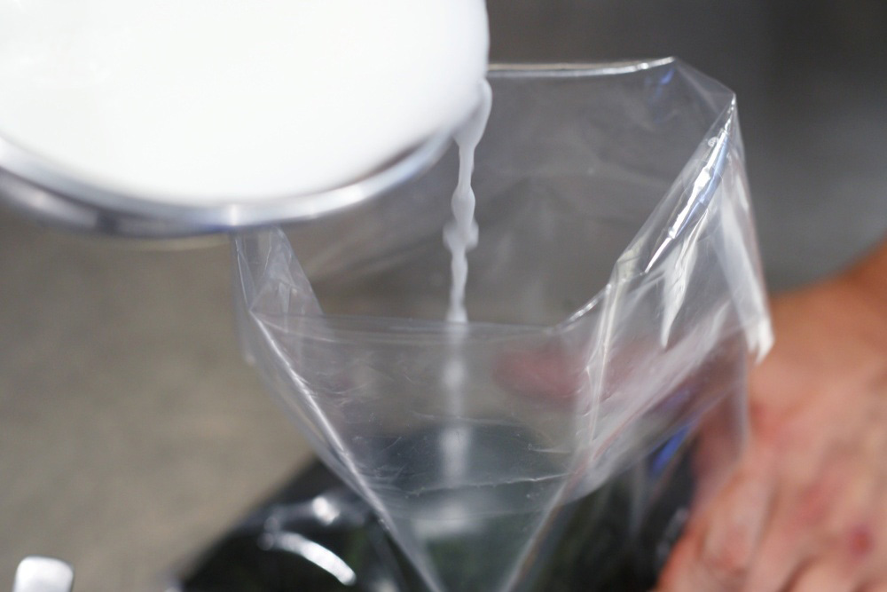 真空袋に茶葉を入れ、1を注ぐ。